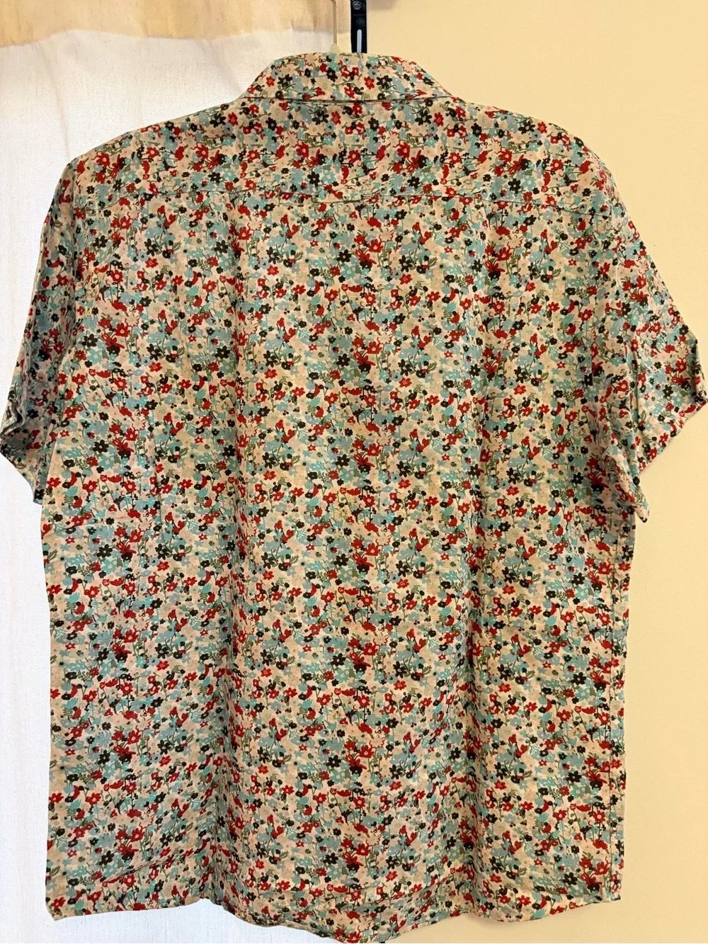 Banana Republic Short-Sleeve Line Floral Button-Up in Red, Blue, White - Size M